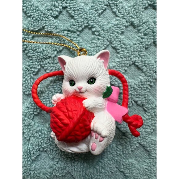 Gibson Greetings 1993 Christmas Collectibles Christmas Kitty Ornament With Yarn - Picture 3 of 7